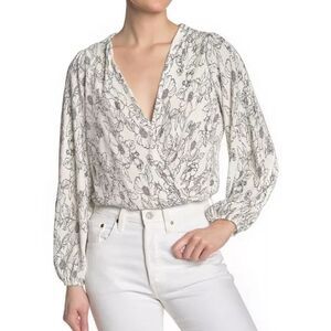 ASTR The Label Blouse Womens Small White Black Pleated Floral‎ Faux Wrap Satin